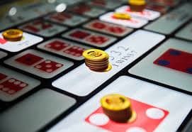 Meja permainan blackjack dengan kartu dan chip siap dimainkan